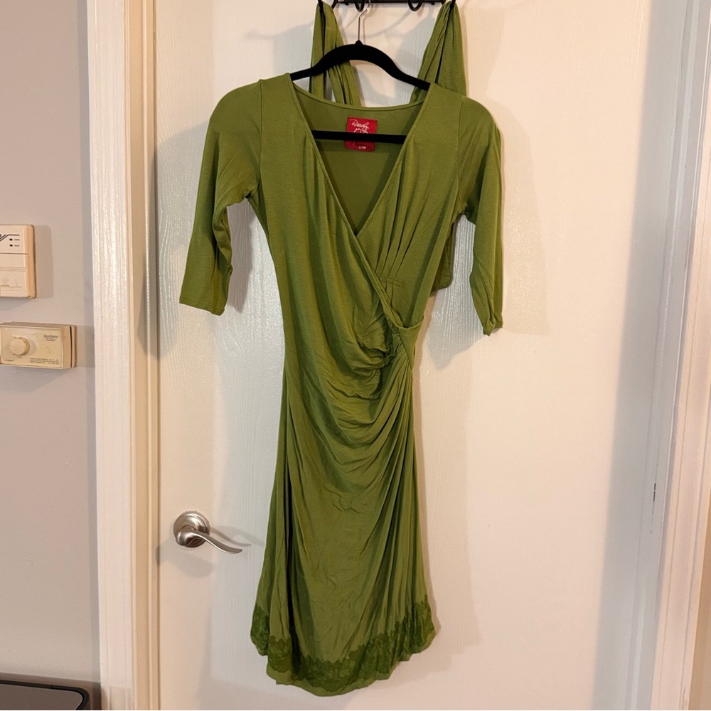 Elegant Green Midi Sheath Dress with Wrap Design and 3/4 Cuffed Sleeves